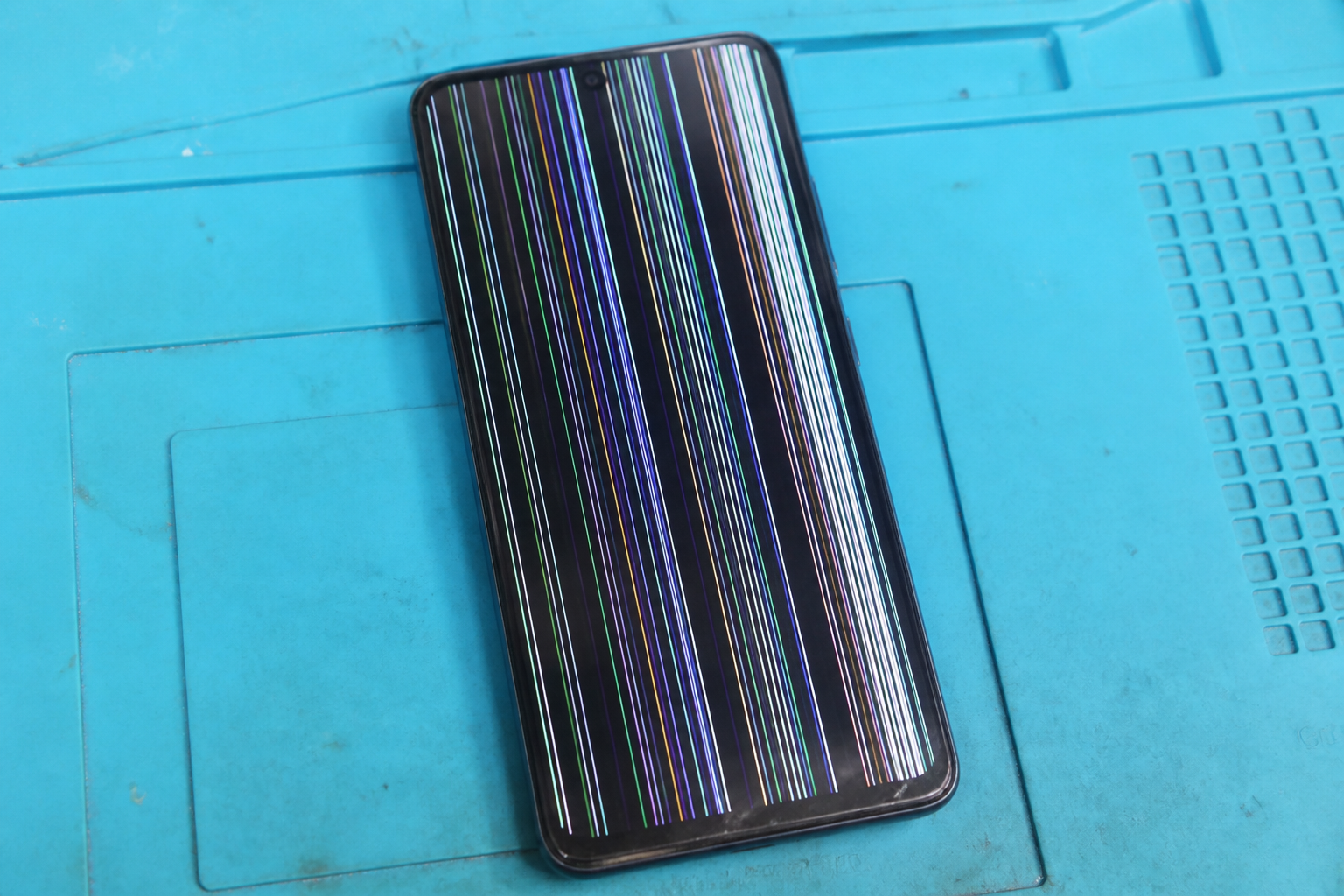 Pantalla de iPhone con líneas verticales de color por daño en el panel
