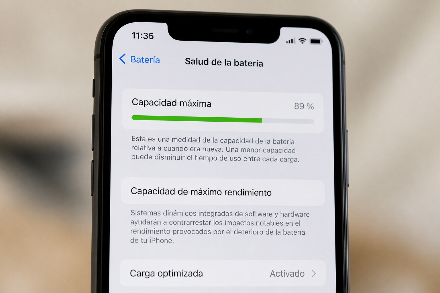 Pantalla de iPhone mostrando información de salud y capacidad de batería