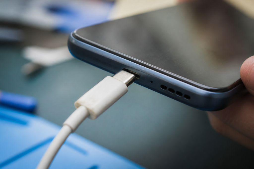 Detalle del puerto USB-C de un Moto G35 5G con cable de carga