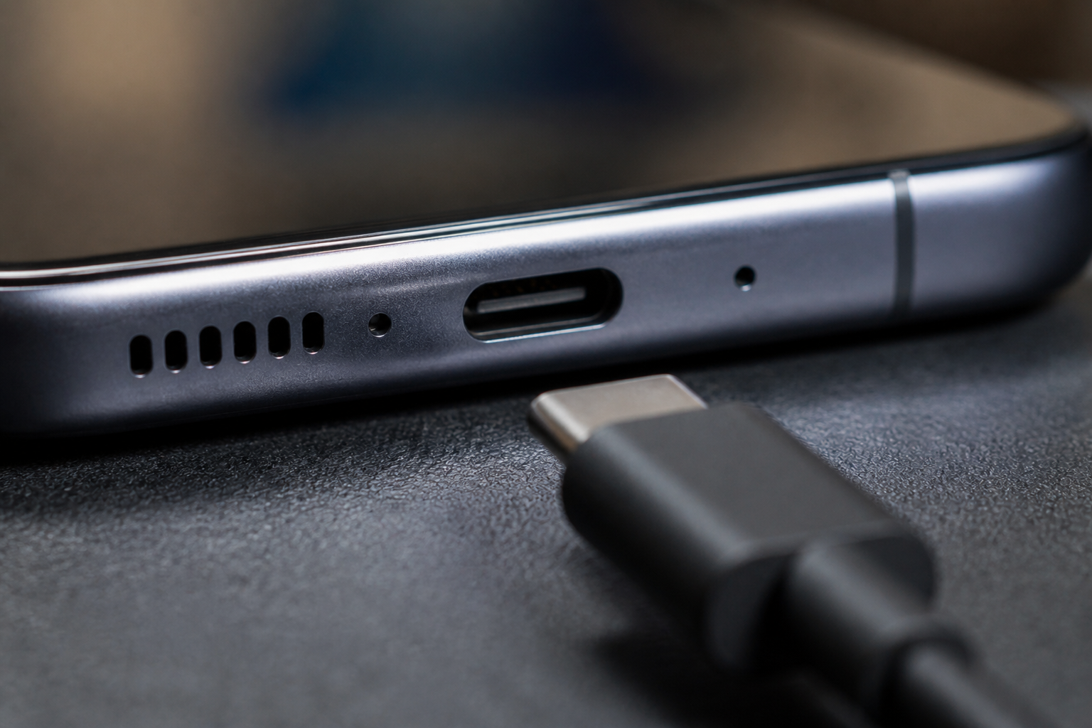 Detalle del puerto USB-C de un Moto G85 5G con cable de carga