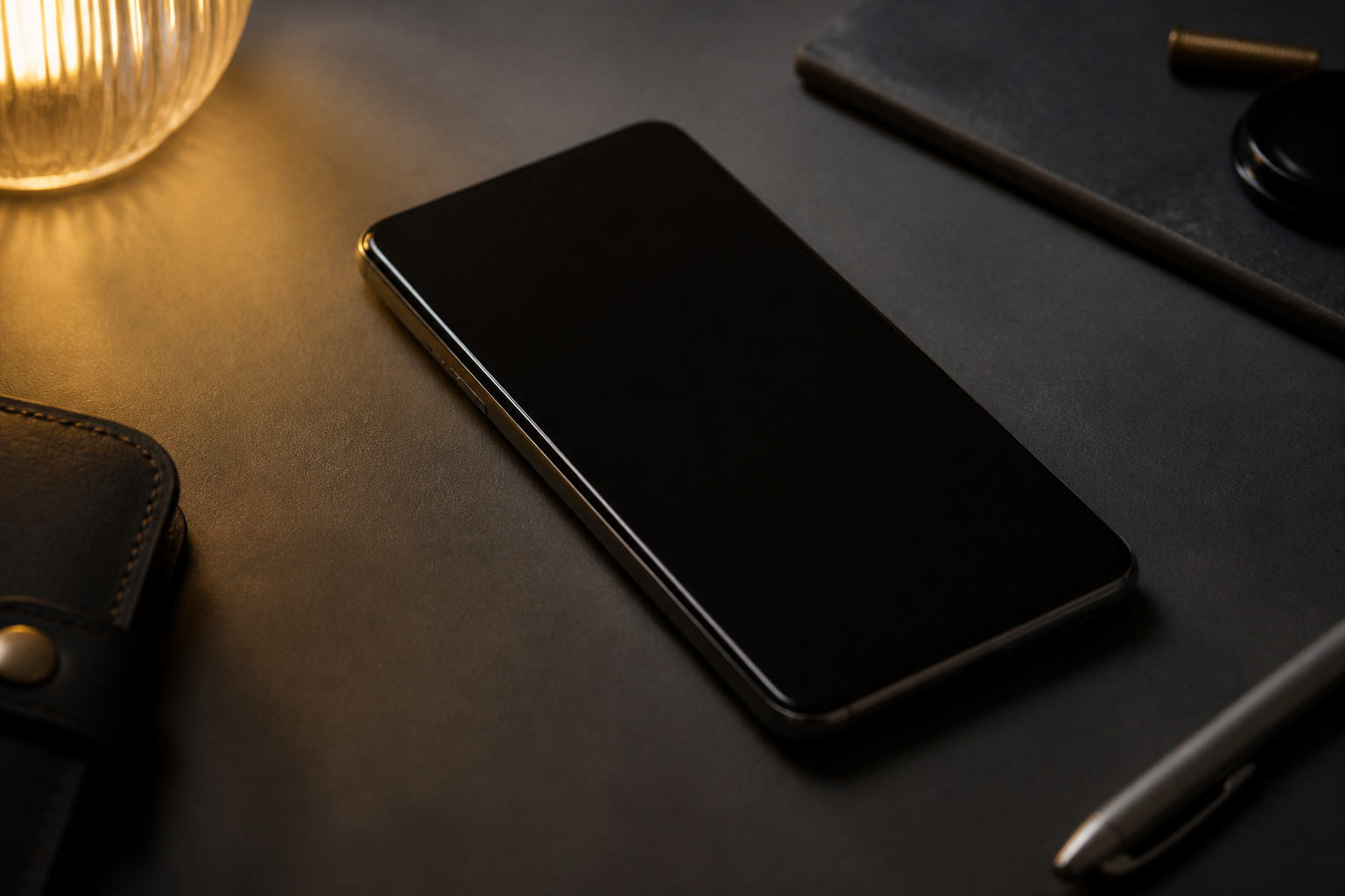 Persona sosteniendo un OPPO Find X5 Pro 5G con la pantalla completamente negra
