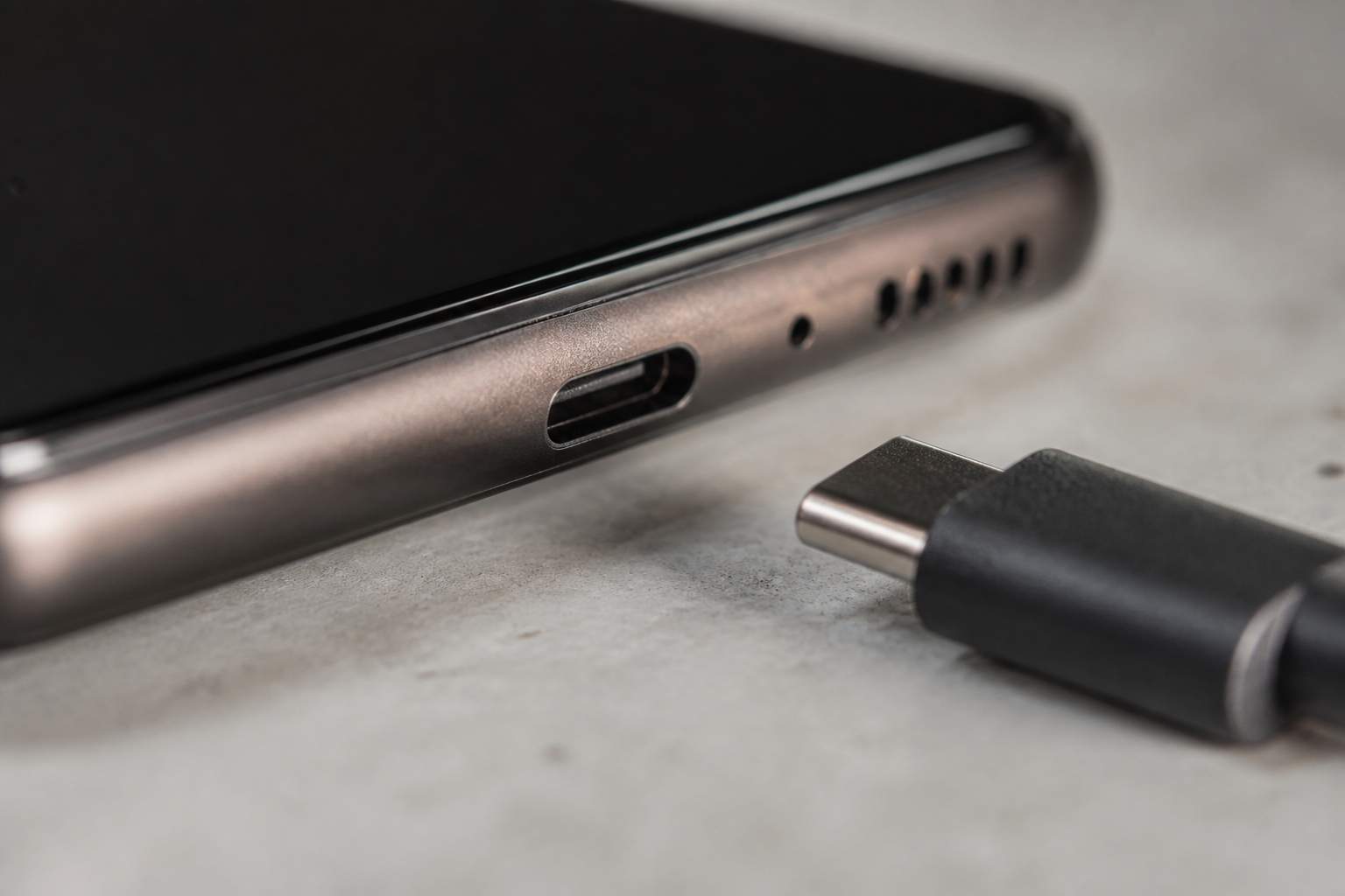 Detalle del puerto USB-C de un Redmi A7 Pro con cable de carga